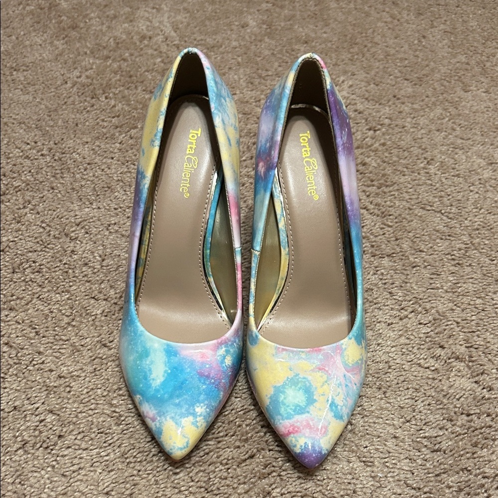 Multicolored pumps